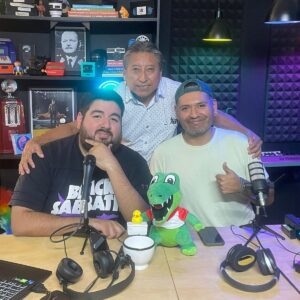 Hugo Lezama Instagram - El momento más épico en la corta vida de este proyecto. Gracias enormes a Pablo Tezen, el añorado José Valdivia Chumbiauca, personaje de Muerte de un Magnate.

Dejen su amor a nuestro querido Chumbiauca 💙