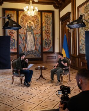 Hugo Travers Instagram - J’ai interviewé le président ukrainien Volodymyr Zelensky. l’interview est disponible. 🙏🇺🇦

Que pense-t-il de la position de la France, de la question d’envoi de troupes françaises ? Quelle est la situation sur le front ? 

Ses réponses, dans un échange exclusif de 45 minutes, désormais disponible sur notre chaîne YouTube (lien en bio). 

C’était une semaine particulièrement intense. J’ai essayé de poser un maximum de questions que vous pouvez vous poser, dans cette période particulièrement tendue. 

Merci pour votre confiance, depuis le début. 🙏

Photos : @julienpotie