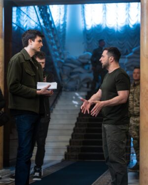 Hugo Travers Instagram - J’ai interviewé le président ukrainien Volodymyr Zelensky. l’interview est disponible. 🙏🇺🇦

Que pense-t-il de la position de la France, de la question d’envoi de troupes françaises ? Quelle est la situation sur le front ? 

Ses réponses, dans un échange exclusif de 45 minutes, désormais disponible sur notre chaîne YouTube (lien en bio). 

C’était une semaine particulièrement intense. J’ai essayé de poser un maximum de questions que vous pouvez vous poser, dans cette période particulièrement tendue. 

Merci pour votre confiance, depuis le début. 🙏

Photos : @julienpotie