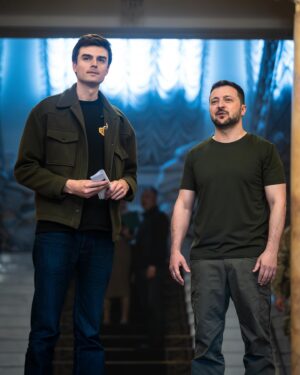 Hugo Travers Instagram - J’ai interviewé le président ukrainien Volodymyr Zelensky. l’interview est disponible. 🙏🇺🇦

Que pense-t-il de la position de la France, de la question d’envoi de troupes françaises ? Quelle est la situation sur le front ? 

Ses réponses, dans un échange exclusif de 45 minutes, désormais disponible sur notre chaîne YouTube (lien en bio). 

C’était une semaine particulièrement intense. J’ai essayé de poser un maximum de questions que vous pouvez vous poser, dans cette période particulièrement tendue. 

Merci pour votre confiance, depuis le début. 🙏

Photos : @julienpotie