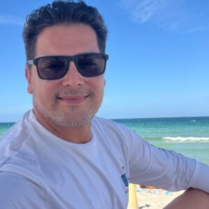 Hugo Vásquez Instagram - En el mar …!!!