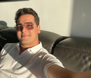Hugo Vásquez Instagram - Buenos días para todos !! Ha llegado  el viernes se nota en la cara 😁, este fin de semana les deseo todo lo mejor y a mi gente de #Venezuela mi hermoso país todas las bendiciones y ánimo en este fin de semana tan importante para nuestro país !!! # Bendiciones 🇻🇪🇻🇪🇻🇪🇻🇪🇻🇪🇻🇪