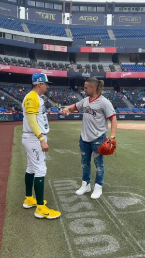 Humberto Solano Instagram - Un ex @yankees y una actual superestrella de la @wwe. ¡DE NUEVO LEÓN PARA EL MUNDO! 🔥😎