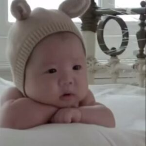 Hwang Bo-ra Instagram - #우래기 50일 촬영 #owen 김우이니
#엄마목소리가 방정맞은게 흠이네