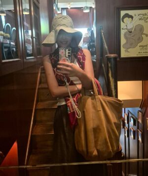 Hwang Jung-eum Instagram - 예쁜걸 마니 봐야 예뻐진데여 
맛있는걸 마니 먹어야 건강하데여🍇🍈🍉🍊🍋🍌🍍