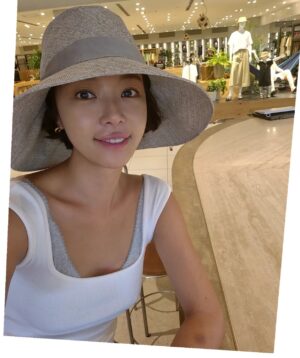 Hwang Jung-eum Instagram - 예쁜걸 마니 봐야 예뻐진데여 
맛있는걸 마니 먹어야 건강하데여🍇🍈🍉🍊🍋🍌🍍