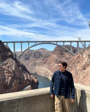 Hwang Kwang-hee Instagram - It’s scorching hot🌡️🌋🌞🫠 
Hoover Dam
후버댐 그것은 정말 거대하고 웅장했다👍🏼트랜스포머가 나올 것 같았다🦾나는 해를 피하려 긴 상의를 입었지만 오히려 더 더웠다🥵후회했다 정말 기온은 높았다🔥 나는 그 멋진 곳에서✨
그리고 절대 높이가 무서워서 뒷발을 멀리 두고 있는 것이 아니다🤨