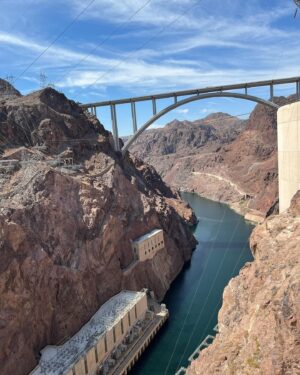 Hwang Kwang-hee Instagram - It’s scorching hot🌡️🌋🌞🫠 
Hoover Dam
후버댐 그것은 정말 거대하고 웅장했다👍🏼트랜스포머가 나올 것 같았다🦾나는 해를 피하려 긴 상의를 입었지만 오히려 더 더웠다🥵후회했다 정말 기온은 높았다🔥 나는 그 멋진 곳에서✨
그리고 절대 높이가 무서워서 뒷발을 멀리 두고 있는 것이 아니다🤨