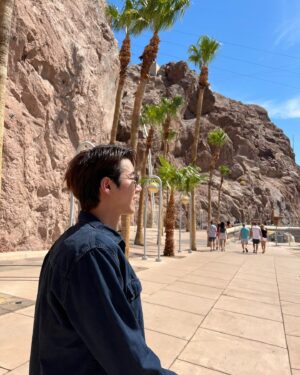 Hwang Kwang-hee Instagram - It’s scorching hot🌡️🌋🌞🫠 
Hoover Dam
후버댐 그것은 정말 거대하고 웅장했다👍🏼트랜스포머가 나올 것 같았다🦾나는 해를 피하려 긴 상의를 입었지만 오히려 더 더웠다🥵후회했다 정말 기온은 높았다🔥 나는 그 멋진 곳에서✨
그리고 절대 높이가 무서워서 뒷발을 멀리 두고 있는 것이 아니다🤨