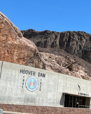 Hwang Kwang-hee Instagram - It’s scorching hot🌡️🌋🌞🫠 
Hoover Dam
후버댐 그것은 정말 거대하고 웅장했다👍🏼트랜스포머가 나올 것 같았다🦾나는 해를 피하려 긴 상의를 입었지만 오히려 더 더웠다🥵후회했다 정말 기온은 높았다🔥 나는 그 멋진 곳에서✨
그리고 절대 높이가 무서워서 뒷발을 멀리 두고 있는 것이 아니다🤨
