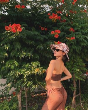 Hwang Seung-eon Instagram - ☀️
불낙새 언니 포즈 가르쳐 주느냐고 한 껏 꺾어 본 기념으루다가💃🏻
이제는 각도 잘못 잡으면 육덕으로 넘어가기 때문에 포즈를 맘 껏 바꿀 수가 없다🥲 한 껏 푸근해졌지만, 그만큼 푸근해진 마음이랄까😇 동글동글해진 만큼, 세상도 동글동글해진 것 같아 나쁘지만은 않다. 그나저나 한국은 그렇게 덥다면서, @daze_dayz#poolparty#youtube 안보러 온다고? 지금 바로 👉🏻 link in bio😘