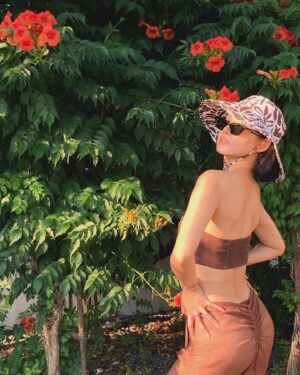 Hwang Seung-eon Instagram - ☀️
불낙새 언니 포즈 가르쳐 주느냐고 한 껏 꺾어 본 기념으루다가💃🏻
이제는 각도 잘못 잡으면 육덕으로 넘어가기 때문에 포즈를 맘 껏 바꿀 수가 없다🥲 한 껏 푸근해졌지만, 그만큼 푸근해진 마음이랄까😇 동글동글해진 만큼, 세상도 동글동글해진 것 같아 나쁘지만은 않다. 그나저나 한국은 그렇게 덥다면서, @daze_dayz#poolparty#youtube 안보러 온다고? 지금 바로 👉🏻 link in bio😘