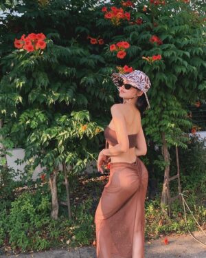 Hwang Seung-eon Instagram - ☀️
불낙새 언니 포즈 가르쳐 주느냐고 한 껏 꺾어 본 기념으루다가💃🏻
이제는 각도 잘못 잡으면 육덕으로 넘어가기 때문에 포즈를 맘 껏 바꿀 수가 없다🥲 한 껏 푸근해졌지만, 그만큼 푸근해진 마음이랄까😇 동글동글해진 만큼, 세상도 동글동글해진 것 같아 나쁘지만은 않다. 그나저나 한국은 그렇게 덥다면서, @daze_dayz#poolparty#youtube 안보러 온다고? 지금 바로 👉🏻 link in bio😘