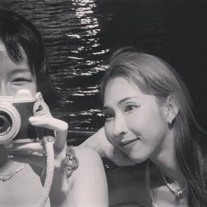 Hyojin Choi Instagram - 예쁜 서로를 담아주기 바빴던 여행 🫧