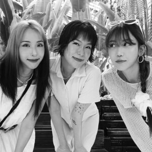 Hyojin Choi Instagram - 예쁜 서로를 담아주기 바빴던 여행 🫧