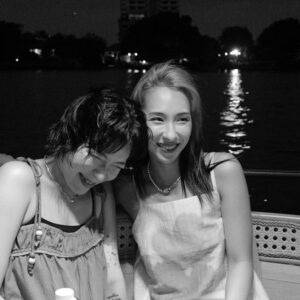 Hyojin Choi Instagram - 예쁜 서로를 담아주기 바빴던 여행 🫧