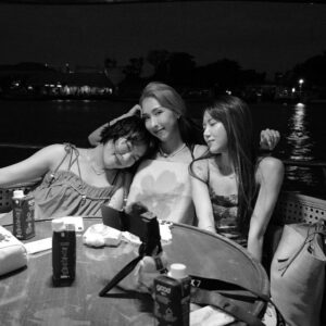 Hyojin Choi Instagram - 예쁜 서로를 담아주기 바빴던 여행 🫧