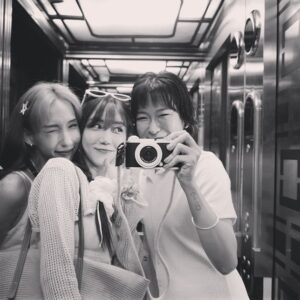 Hyojin Choi Instagram - 예쁜 서로를 담아주기 바빴던 여행 🫧