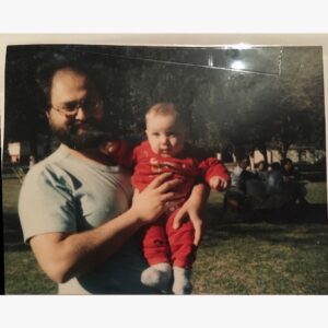 Iair Said Instagram - No me doy cuenta si soy yo, o es mi hermana.
Lo tuve que consultar.
Soy yo. Arriba tuyo.
No me acuerdo de ese domingo, pero si me acuerdo de otros.
De tus bermudas y medias altas para ir al club.
Y la riñonera que aún conservo pero no uso.
No te escribo porque te extraño.
Te escribo porque puedo y a vos te gustaba.
Guardo notas escritas a mano por vos.
Letra apurada pero prolija aunque arrastrada.
Bocetos de cartas documento, o sugerencias de mails para mandar.
Preferías las notas a mano.
En tus mails eras claro y usabas puntos.
Y de los temas que no sabías, no opinabas.
En eso no nos parecemos.
Yo opino sobre todo. Aunque no sepa.
Leer tu letra me acerca un rato a tu mano.
Y sentir que puedo agarrartela siempre me da un poco de alegría.