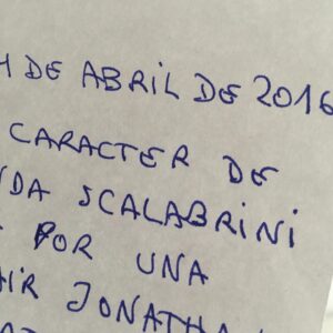 Iair Said Instagram - No me doy cuenta si soy yo, o es mi hermana.
Lo tuve que consultar.
Soy yo. Arriba tuyo.
No me acuerdo de ese domingo, pero si me acuerdo de otros.
De tus bermudas y medias altas para ir al club.
Y la riñonera que aún conservo pero no uso.
No te escribo porque te extraño.
Te escribo porque puedo y a vos te gustaba.
Guardo notas escritas a mano por vos.
Letra apurada pero prolija aunque arrastrada.
Bocetos de cartas documento, o sugerencias de mails para mandar.
Preferías las notas a mano.
En tus mails eras claro y usabas puntos.
Y de los temas que no sabías, no opinabas.
En eso no nos parecemos.
Yo opino sobre todo. Aunque no sepa.
Leer tu letra me acerca un rato a tu mano.
Y sentir que puedo agarrartela siempre me da un poco de alegría.