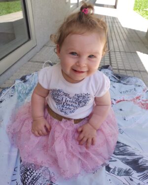 Iair Said Instagram - Ponen música y ella baila.
Llegaste a este mundo y nos cambiaste la vida.
Nos llenas de alegría con tus sonrisas. 
Nos haces feliz cada día.
Te amamos.
Feliz primer año Nina, sobrina mía. ❤️