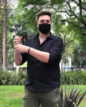Iair Said Instagram - Ganamos el premio Sur a “Mejor película documental” con mi película “Flora no es un canto a la vida”. Acá agarrando el premio imaginario, le agradezco a la @academiadecinearg y sus miembros por habernos votado. A quienes me ayudaron en este camino, @florefron @javierbraier y @gentil.cine . Al público que la recomendó y acompaño desde el principio. A mis amigxs, familia y amor que me acompañan siempre. Y ojalá las pelis chicas tengan más y mejores lugares para poder ser vistas. Agradezco a todxs. Ya no puedo exprimir más la peli. Se lo dedico a Flora y a mi papá que me enseñaron que la vida no termina cuando uno muere. 

Si aún no la vieron, pueden verla en @peliculasnobles 

Gracias por el stylist (?): @voguish.fs 
Y por la ropa como siempre @boliviaonline