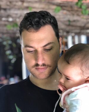Iair Said Instagram - Mi primera ahijada. Feliz cumpleaños Lila de mi 💜. Sos la sonrisa más bella en cada videollamada. Gracias a tus padres que me regalaron el honor de apadrinarte y amarte. @violeurtizberea @juaningaramo . Te vamos a cuidar siempre con @sofiaberrotaran