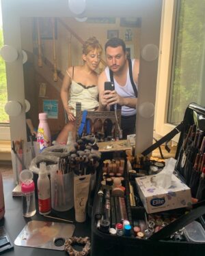 Iair Said Instagram - El honor de ser parte del video de mi amiga.
Soy emocionalmente tuyo.
Escuchen este otro temón de @julianagattas 

“Emocionalmente tuya”💝💄💅🏻🧖🏼‍♀️💃🏼

Qué conmovedor el talento de los amigos.