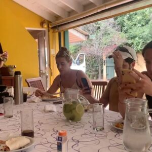 Iair Said Instagram - El honor de ser parte del video de mi amiga.
Soy emocionalmente tuyo.
Escuchen este otro temón de @julianagattas 

“Emocionalmente tuya”💝💄💅🏻🧖🏼‍♀️💃🏼

Qué conmovedor el talento de los amigos.