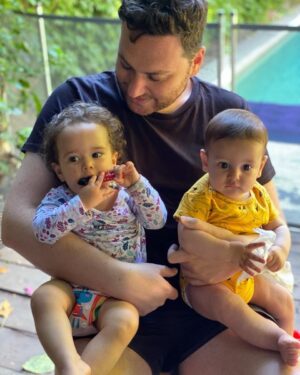 Iair Said Instagram - Despido este 2020 con estxs dos bombones que tengo de ahijadxs y qué extraño mucho. Lila y Manuel. Los amo mucho y a sus papis gracias @ismestre @pilargamboaa @juaningaramo @violeurtizberea por regalarme a estos tesoros. 2021 me recibe ansioso esperando a mi sobrina Nina. @jorsaid @esteban_korovsky y lleno de proyectos hermosos y gente que amo. Cuídense, no se vean en cantidad, no vayan a fiestas hoy. Un poquitin más de esfuerzo que se vienen las vacunas y todes podamos ser felices.
Gracias 2020, fue difícil para muchxs pero yo no me puedo quejar, he estado cerca (pero lejos) de amor y amigxs muy queridxs.