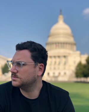 Iair Said Instagram - Para qué mirar el Capitolio si me pueden contemplar a mi. 💅🏻 #potro
