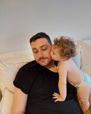 Iair Said Instagram - Ponen música y ella baila.
Llegaste a este mundo y nos cambiaste la vida.
Nos llenas de alegría con tus sonrisas. 
Nos haces feliz cada día.
Te amamos.
Feliz primer año Nina, sobrina mía. ❤️
