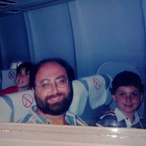 Iair Said Instagram - Lo lindo de extrañar es que no siempre es con tristeza. La vida que vivimos juntos me vale mucho más que el dolor de no verte todos los días. Qué hermoso conocerte papi. Acá en un avión. Sonriendo.