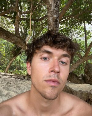 Ian Thomas Instagram - Swipe for a smile ☺️🌴