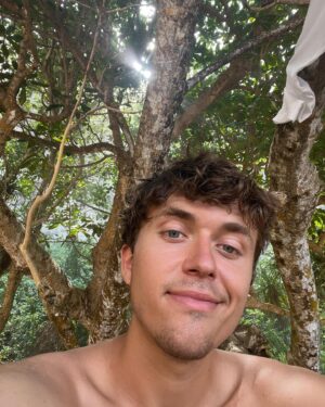 Ian Thomas Instagram - Swipe for a smile ☺️🌴