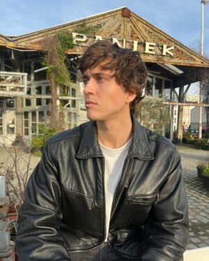 Ian Thomas Instagram - Thinking of growing my hair out again 😙 what should I do?