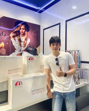 Iang Sittha Sapanuchart Instagram - วันนี้ดีใจมากๆ 🤗 มารับรองเท้าที่ฝากทาง @momokobagspa ไปดูแล เหมือนได้รองเท้าใหม่กลับมาทุกคู่เลยครับ ขอบคุณมากๆครับ ยืน1เรื่องสปากระเป๋ารองเท้าจริงๆ แนะนำเลยครับ