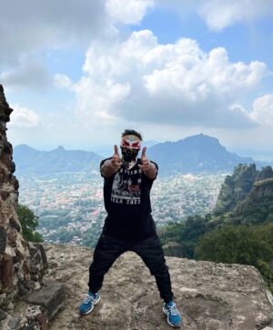Iban Dido Gutierrez Instagram - Desde aquí arriba les mandan bendiciones a Todos!! A todos aquellos que un día subimos juntos! A toda mi gente que me apoya en las buenas y en las malas!! Para todos aquellos que se esfuerzan día con día por seguir adelante en esta batalla tan grande llamada vida! Este 2023 a sido duro, duriiiisimo! Lleno de momentos épicos y hermosos pero también desgarradores y muy tristes, lo único que les puedo decir con mucho cariño y amor es DISFRUTEN!! Si te caíste disfruta tu caída y date cuenta que tarde o temprano te levantarás! Si estás en lo más alto! Disfruta y se consiente que habrá un momento donde te toque estar abajo! Disfruta el momento aquí y el ahora!! Para que mañana no tengas nada de que arrepentirte! y concientiza que el regalo Perfecto que todos tenemos es el Hoy! 

Su amigo Bandido❤️‍🩹