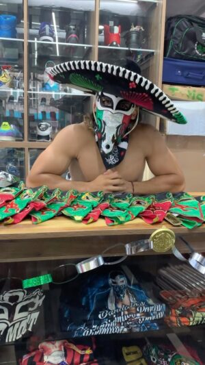 Iban Dido Gutierrez Instagram - Septiembre llego y @bandidowrestler lo sabe!🎶🇲🇽🎶🇲🇽
Festeja esté mes patrio con una máscara semi del más buscado o llévate el “Paquete festejes🤩🇲🇽” que incluye: máscara Semi, paliacate, póster autografiado, vaso, playera del más buscado y tu morral de regalo!!🤠 
Para mas información envíanos un DM🤠 
Valido solo en el mes de septiembre🇲🇽🤠
#tendidocomobandido🔫🌵🔫 #themostwanted #elmasbuscado #TCB