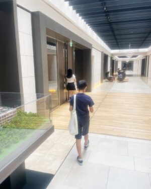 Ichikawa Ebizo XI Instagram - *
We’re going❗️

The two carrying their summer homework from school (Japanese school gives homework to do during summer break),

and I carrying my script to work on,

heading to a hot spring…

行ってきます❗️

二人は宿題もって、

私は台本持って、

温泉へ、

#市川團十郎白猿 #市川海老蔵 #海老蔵 
#市川新之助 #成田屋 #歌舞伎 #成長記録 #子育てぐらむ #子供のいる暮らし #子どものいる暮らし #子育て日記 #三千世界 #children #childphotography #daughter #son #ABKAI #ABMORI #ebizoichikawa #ebizo #kabuki #thunderparty #theater #theaterarts #actor #japan #classic