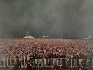 Ichiro Yamaguchi Instagram - 7年振りにROCK IN JAPAN FESに出演してきた。夏フェス自体、久しぶりの出演だ。ヘッドライナーとしての責任感と、観客の熱気が混ざり合って、スモークと共に空中に何かが渦巻いている気がした。今年はいくつもフェスに出演する。この久しぶりの感覚。自分達の土俵ではない場所でチームの力を示す場所。痺れる。