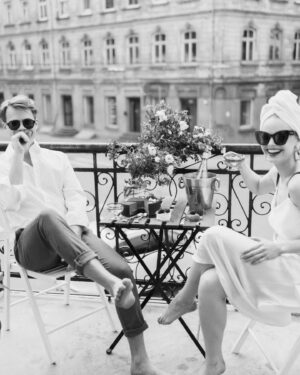 Ieva Florence-Vīksne Instagram - Kāzu dienu neaizmirsām, bet to, ka mums jau 5 gadu kāzu jubileja, to gan abi bijām aizmirsuši! - Koka kāzas 👌
Keep it cool! 😎
#AgeLikeFineWine
09.08.2024
🤍

Sveiciens visiem mūsējiem! 🙌💌
Jus esat labākie! Mums paši labākie biedri Kāzu dienā! Mīlam*

Foto no 2019.gada @elinaupmane_ tb @ligavam.lv žurnāla vākam.
No kāzu dienas 09.08.2019 foto @robertsaboltins

Pateicīgi!