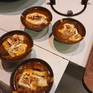 Ignacio Briones Instagram - Cocina de hoy. Un clásico: sopa de cebolla