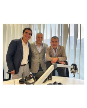 Ignacio Briones Instagram - Hoy partimos junto a @olanderretche en el programa #CuatroCabezas de @kikemujicatv en @13cradio.cl. El tema: el terremoto educacional post pandemia y las implicancias futuras de no enfrentarlo como principal prioridad país.

Dejo el podcast de hoy 🎧 en el link de la bio. ¿Lo escucharon? Cuéntenme qué les pareció.