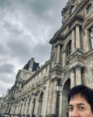 Ikki Sawamura Instagram - .
いよいよパリ五輪まで１週間を切りました！

映画「グランメゾンパリ」のロケの合間に散歩がてら行ったルーブル美術館。

何度訪れても圧倒されるこの建物の大きさを何とか伝えようと思いながら撮りましたが、やはり肉眼には勝てず・・

この夏はオリンピックで、そして冬は「グランメゾンパリ」で歴史あるパリの街を身近に感じてもらえたらなぁと思います♪♪

#グランメゾン東京 
#グランメゾンパリ