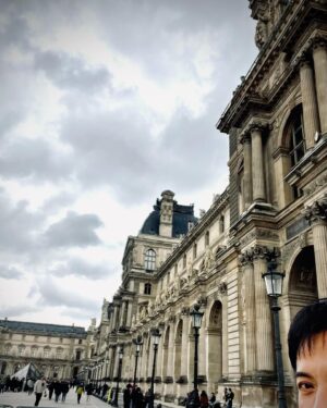 Ikki Sawamura Instagram - .
いよいよパリ五輪まで１週間を切りました！

映画「グランメゾンパリ」のロケの合間に散歩がてら行ったルーブル美術館。

何度訪れても圧倒されるこの建物の大きさを何とか伝えようと思いながら撮りましたが、やはり肉眼には勝てず・・

この夏はオリンピックで、そして冬は「グランメゾンパリ」で歴史あるパリの街を身近に感じてもらえたらなぁと思います♪♪

#グランメゾン東京 
#グランメゾンパリ