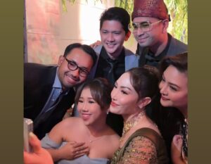Iko Uwais Instagram - selamat menempuh hidup baru.. bahagia selamanya 🤍💍❤️ @thariqhalilintar @aaliyah.massaid