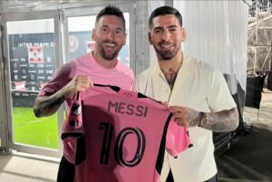 Ilia Topuria Instagram - Con una de las leyendas más grande de la historia del deporte …. Un ejemplo para mi…. Y un modelo para todos ⚽🌟 #Messi #Deporte #Excelencia
