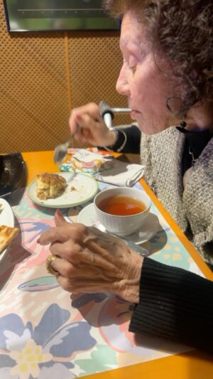 Iliana Calabró Instagram - Madre disfrutando el tiramisú 🥮