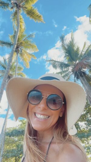 Iliana Calabró Instagram - Y de pronto …el paseo se vuelve inolvidable… me acompañan hasta el fin del reel ? ❤️

Gracias @holasim.oficial  que me conecta más allá del entorno natural🏝️😄👌